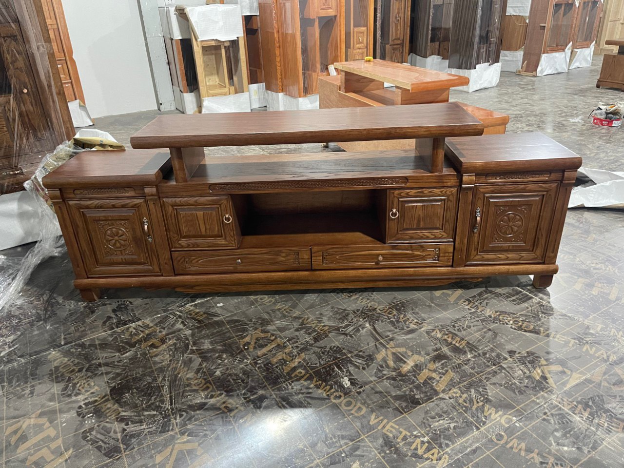 Kệ tivi gỗ Sồi nhiều ngăn chạm khắc tinh tế